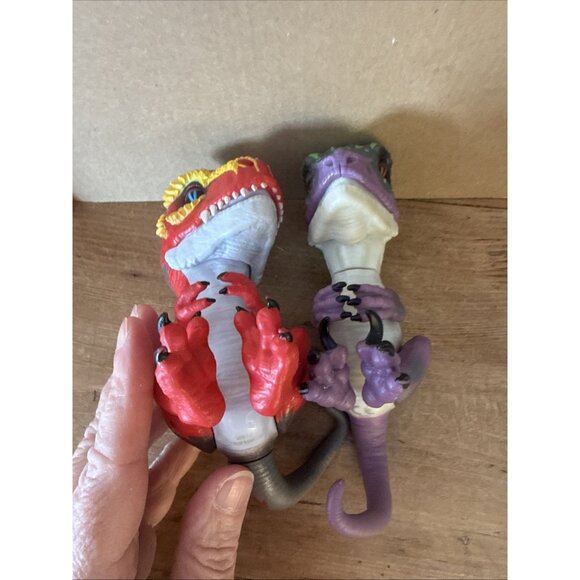 2 Untamed Raptor Fingerling Figures Ripsaw Red Yellow / Razor Purple Green - Picture 3 of 5